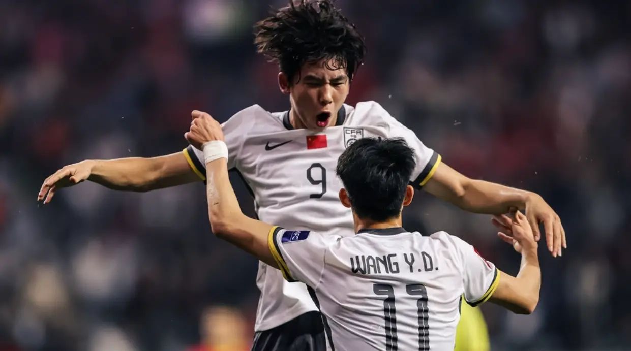 比赛中双方展开争夺,场面火爆激烈 比赛中双方展开争夺,场面火爆激烈