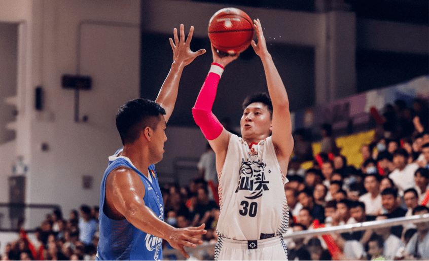 西藏男篮逆转艰难胜利，全队欢呼的简单介绍