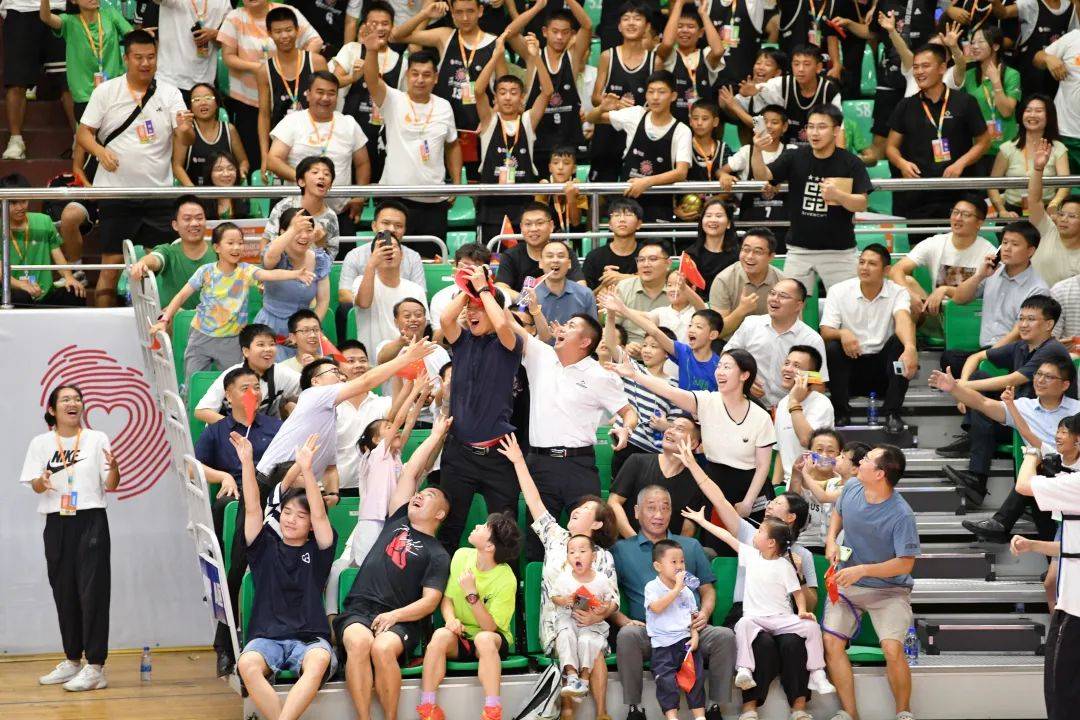 全明星球员齐聚一堂,赛场精彩绝伦的简单介绍 全明星球员齐聚一堂,赛场精彩绝伦的简单介绍