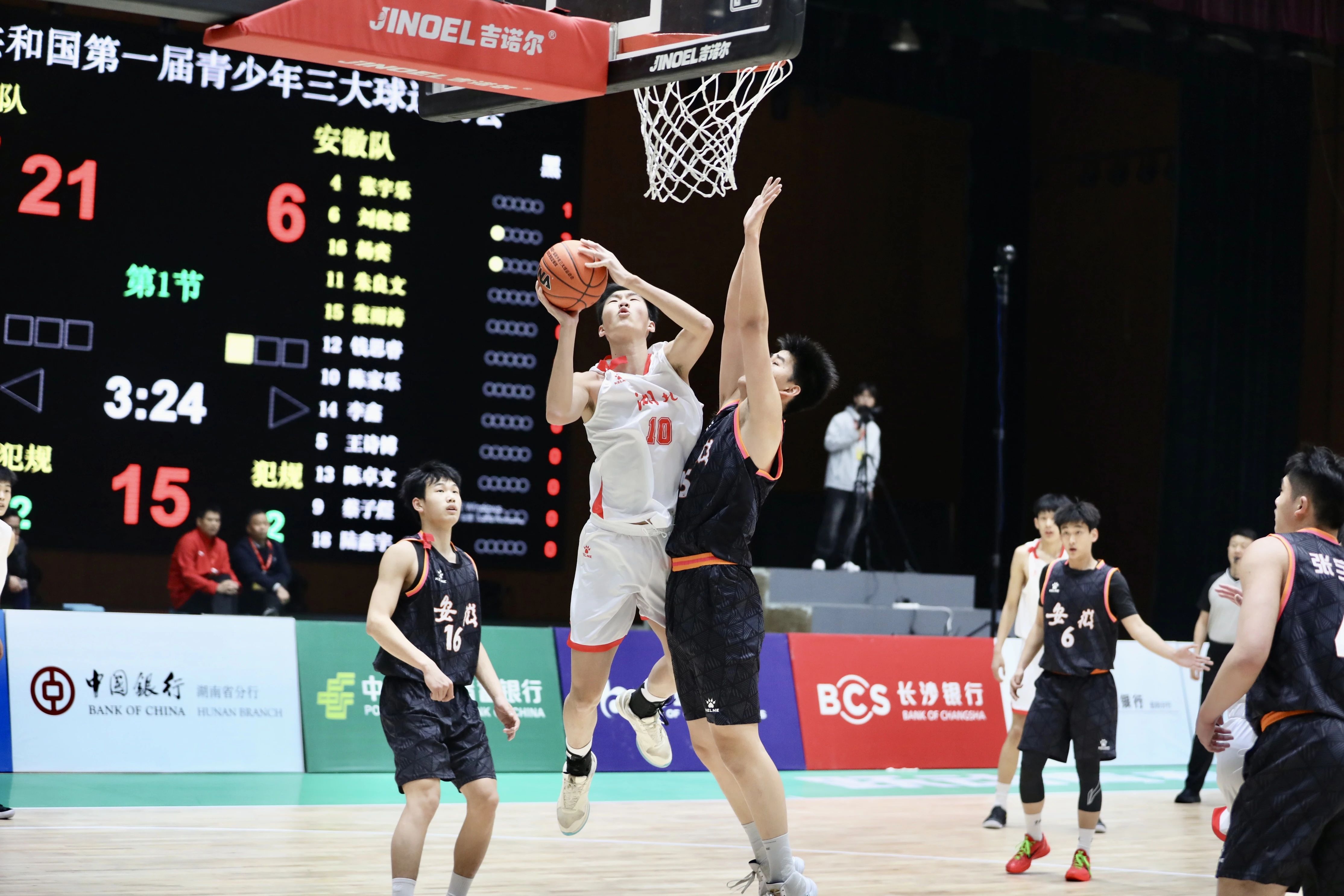 开云体育在线-武汉球队斗志昂扬，实现绝地反击赢得比赛的简单介绍