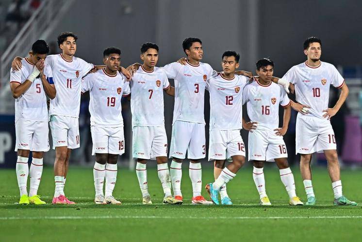 包含激烈比拼！亚洲俱乐部足坛最新动态的词条