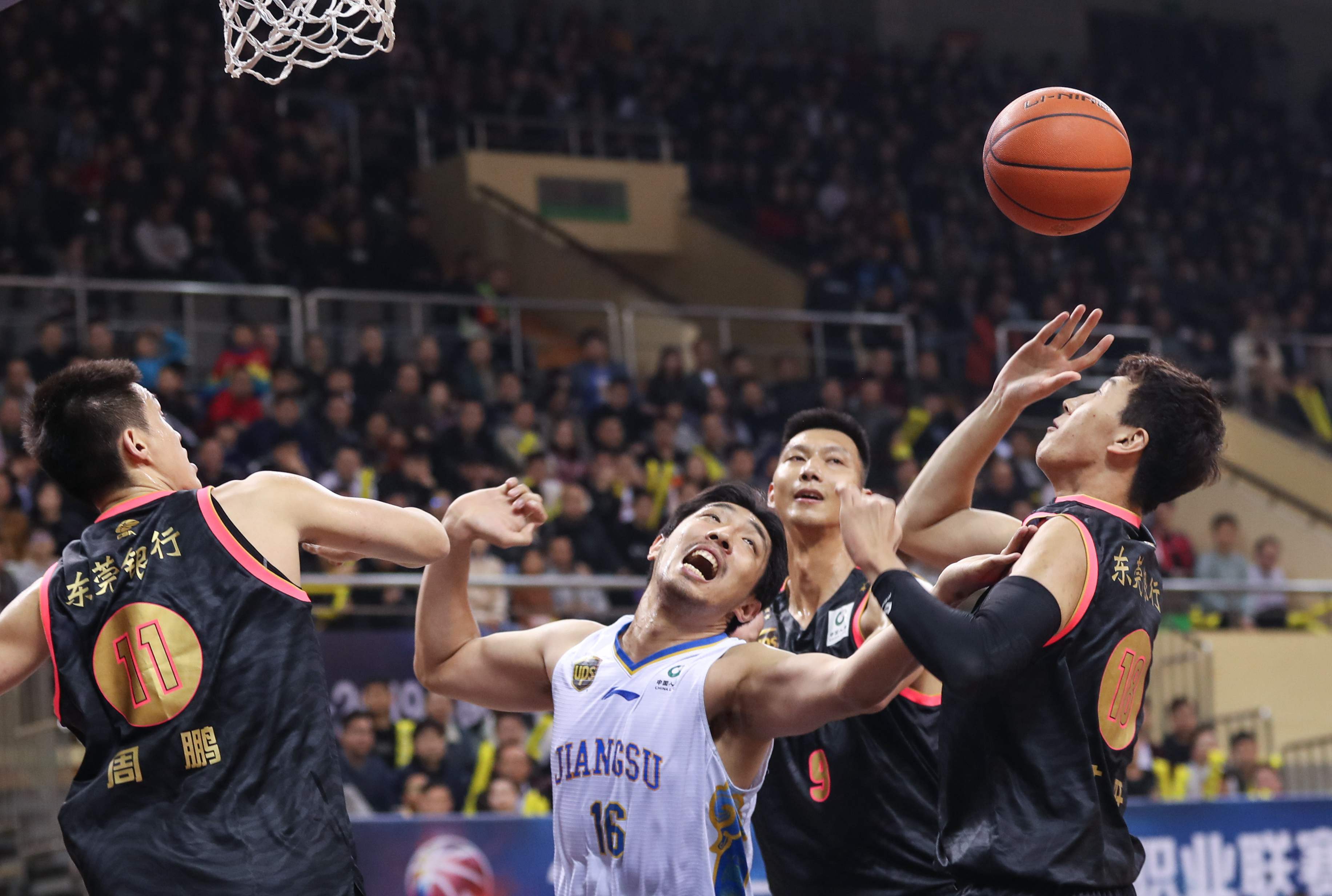 开云体育在线-西雅图队员激情飙升，率先晋级