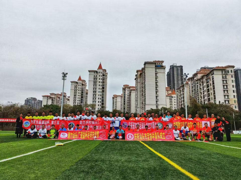 开云体育官网-顶级足球赛事吸引众多观众，球队精神面貌焕发