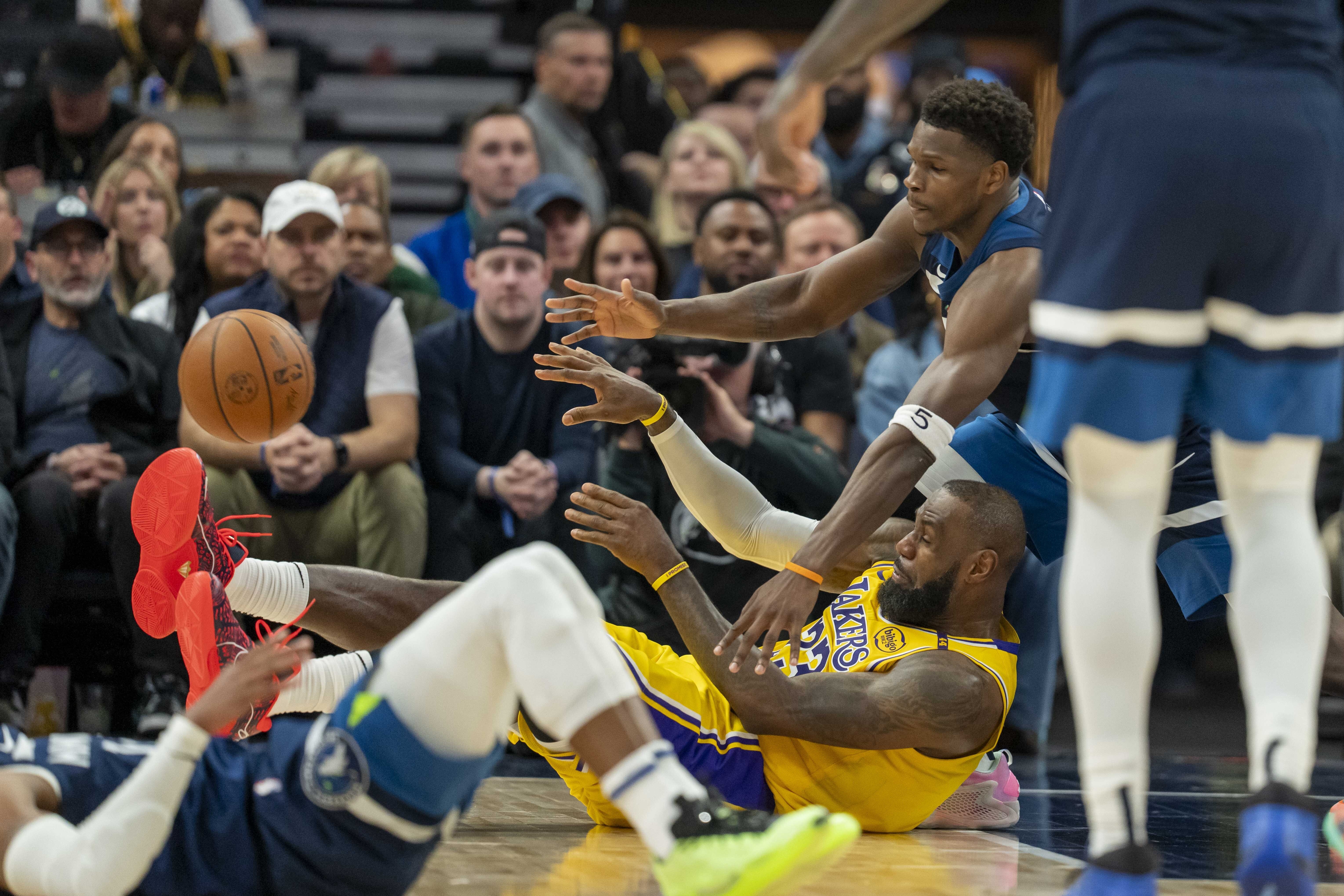 步行者全队发挥出色赢得比赛