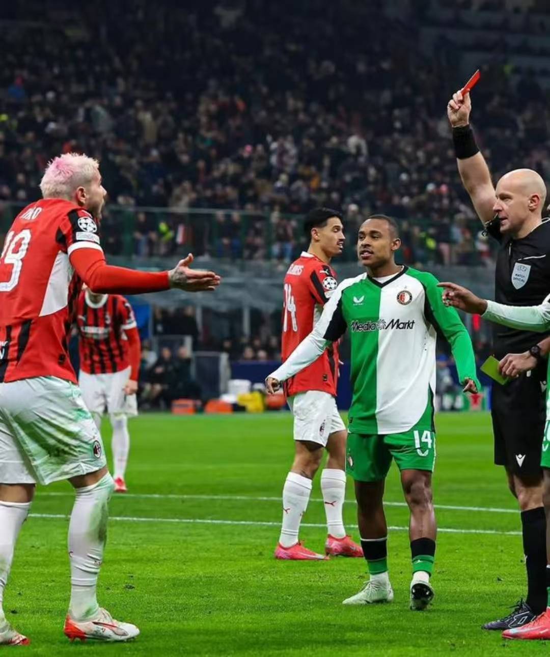 开云体育-赛场风云！国际足球赛事激动人心