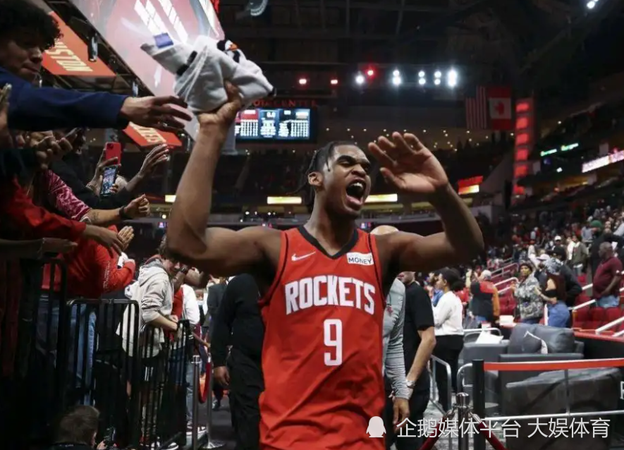 小牛新秀上演精彩突破,球队终结连败 小牛新秀上演精彩突破,球队终结连败