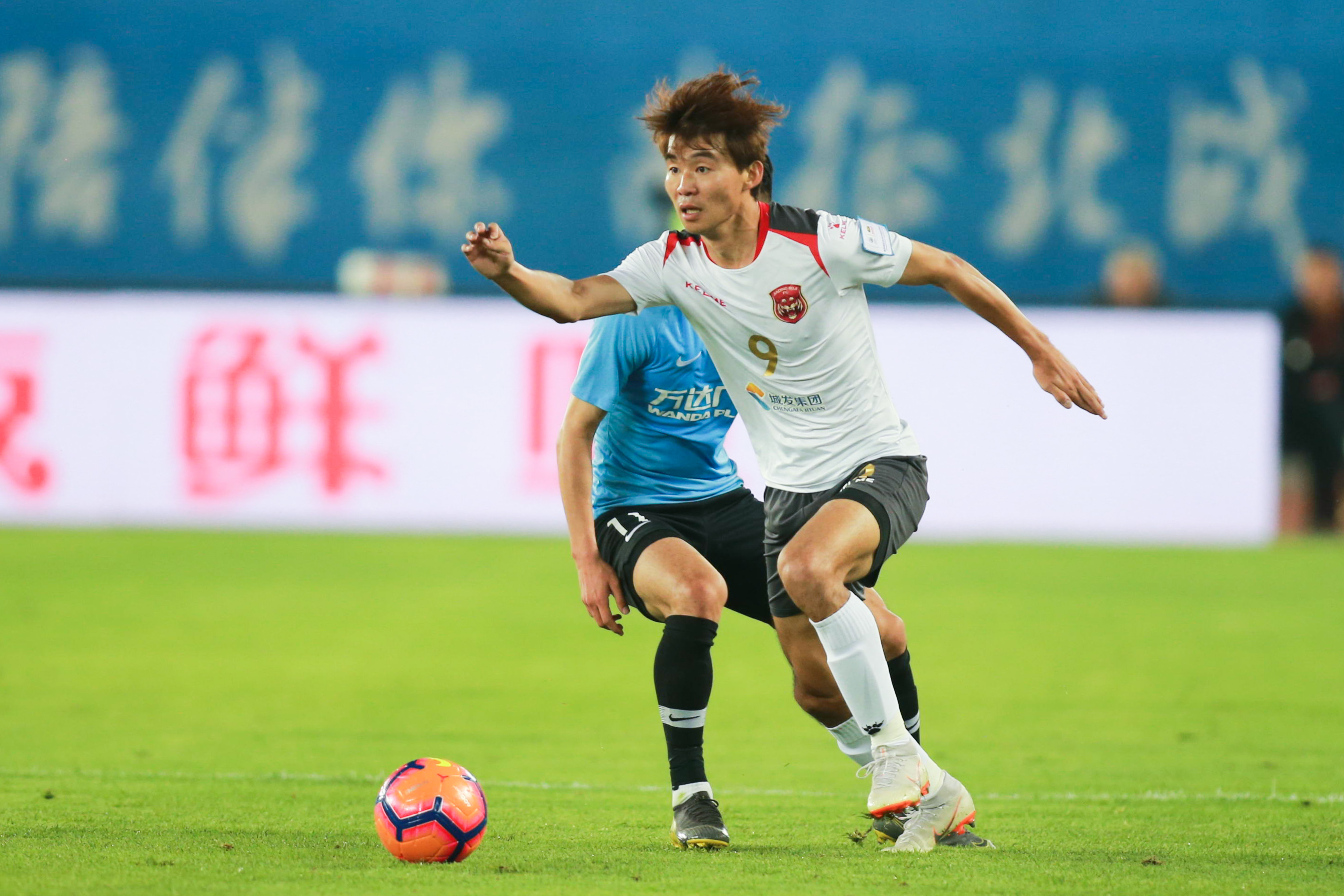 开云体育官网-苏宁客场胜泰达，继续巩固积分榜首，迎接挑战