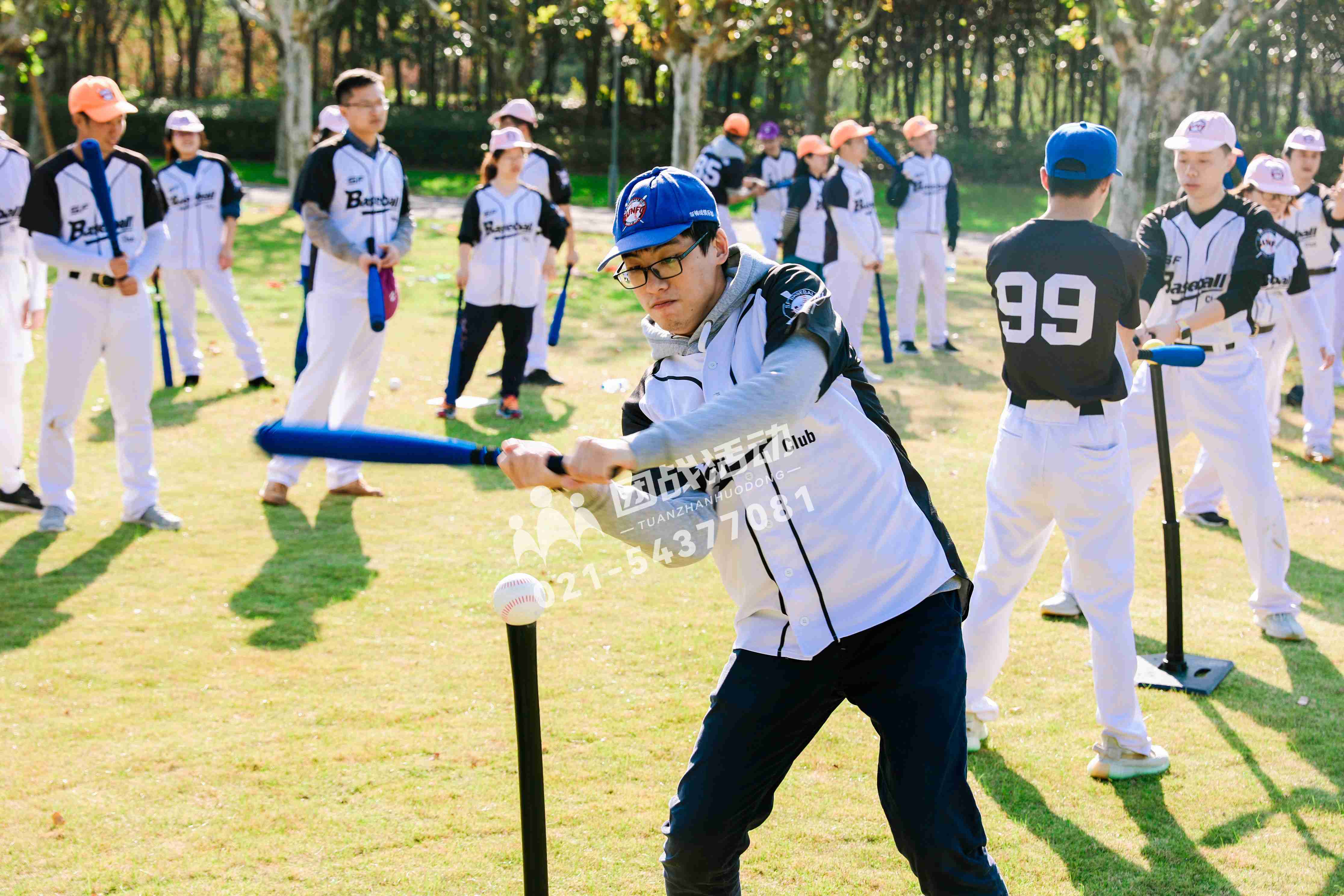 队员们团结协作,共同赢得比赛 队员们团结协作,共同赢得比赛