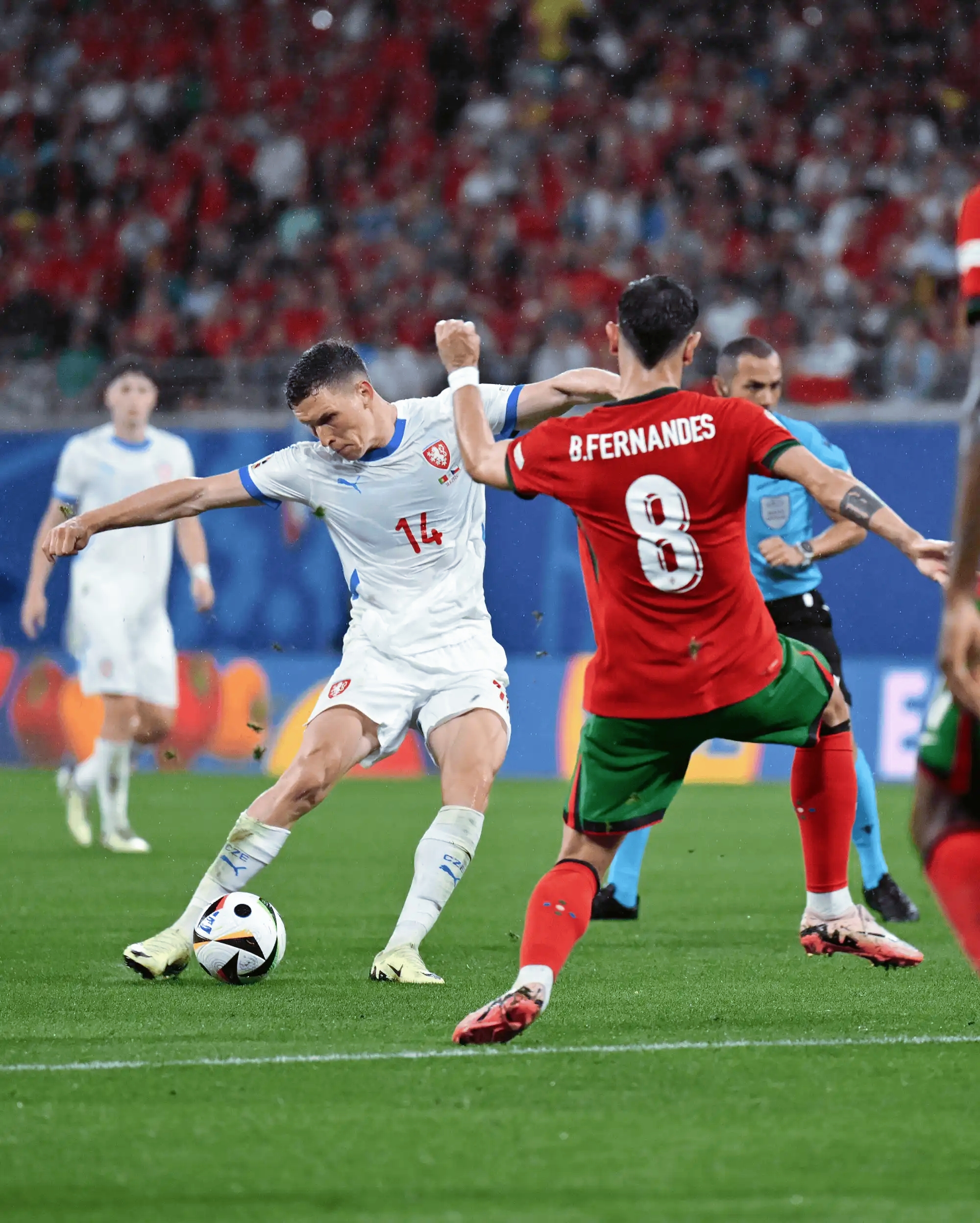 激烈竞争!德国顶尖球队争夺第一 激烈竞争!德国顶尖球队争夺第一