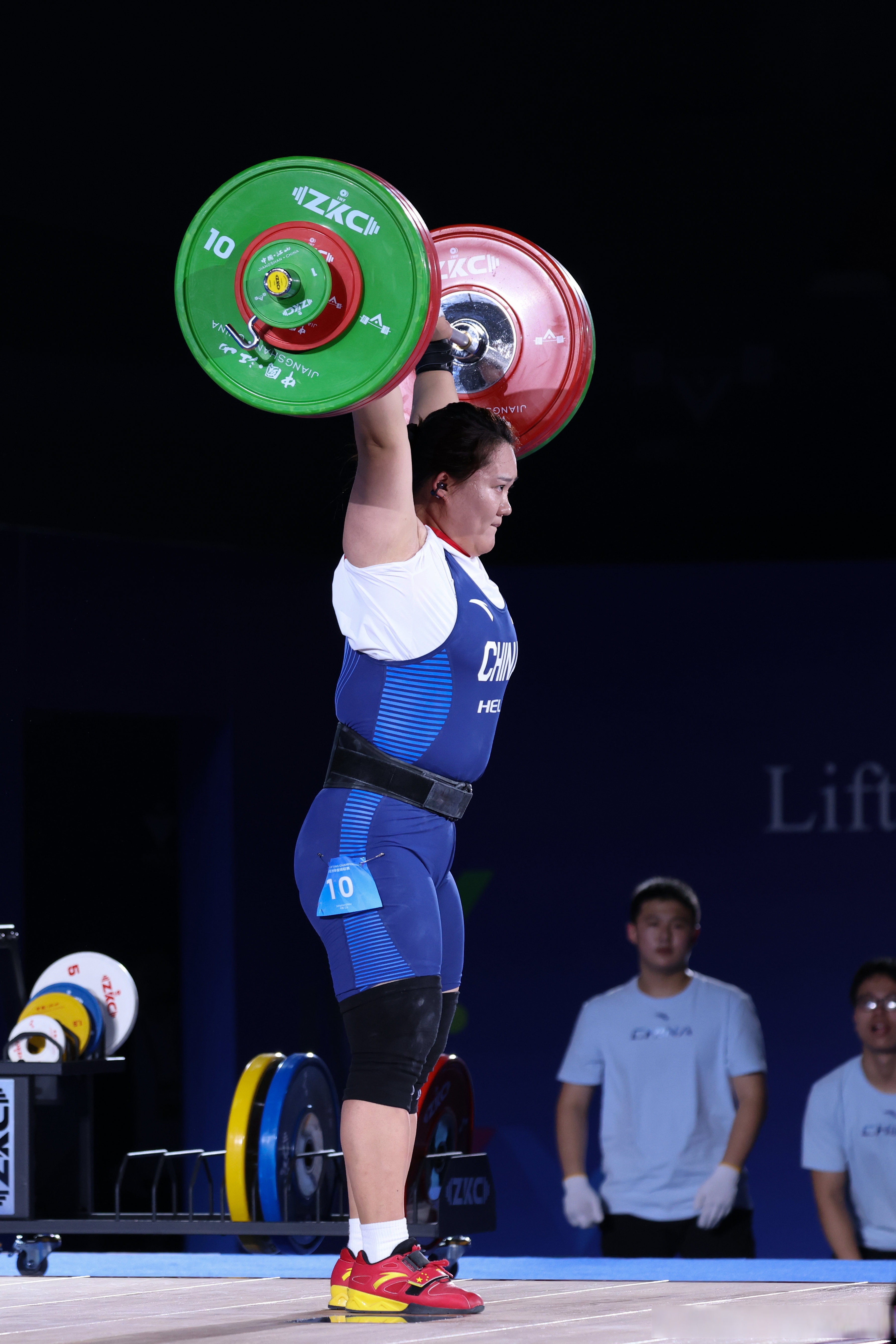 举重冠军力挫对手,赢得眼球 举重冠军力挫对手,赢得眼球