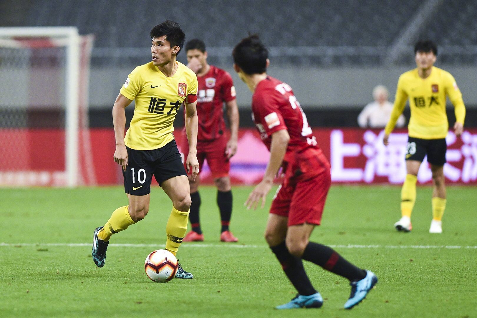 广州恒大客场不敌山东鲁能,遭遇失利 广州恒大客场不敌山东鲁能,遭遇失利