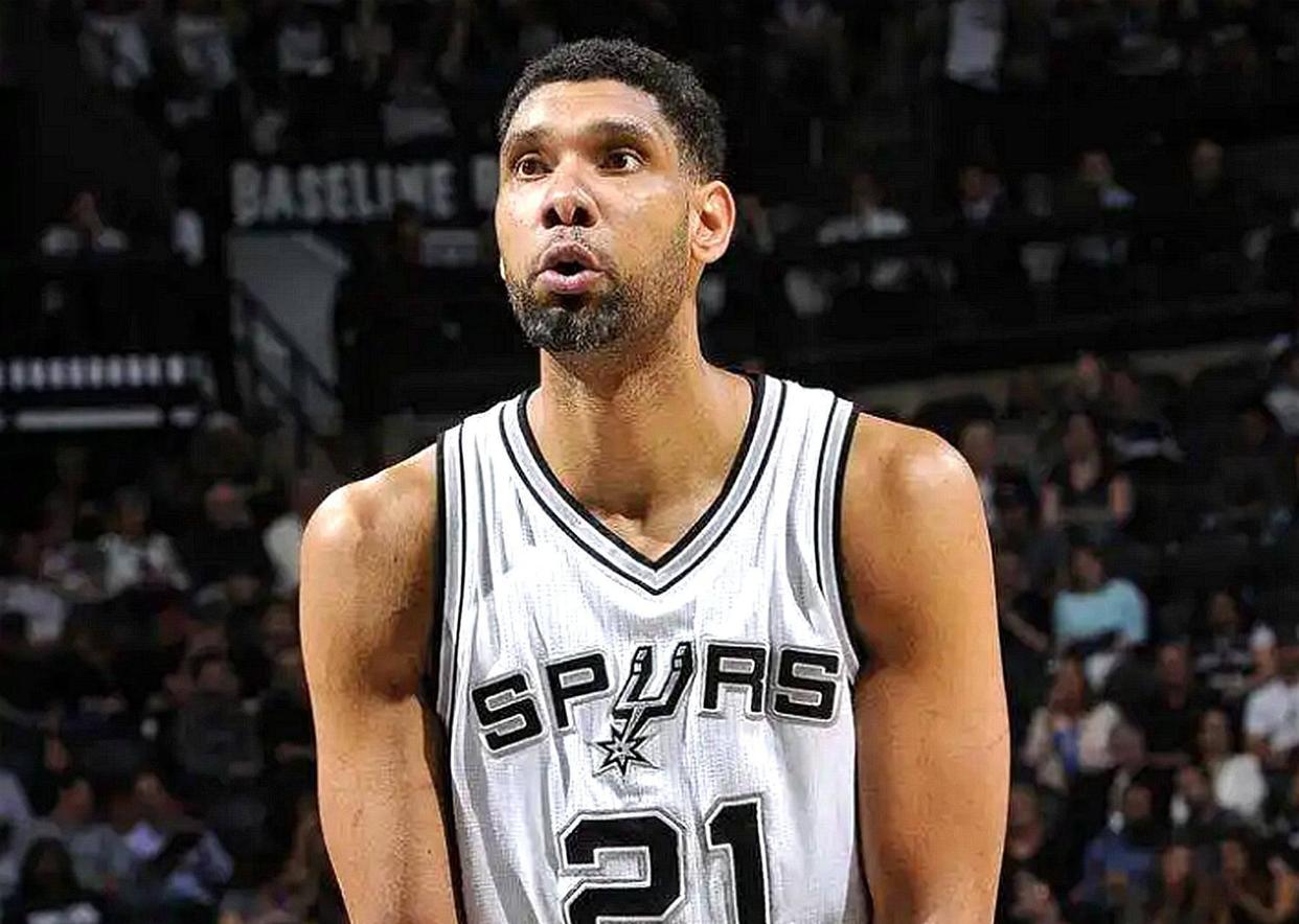 马刺队老将邓肯满怀斗志,极力为球队贡献 马刺队老将邓肯满怀斗志,极力为球队贡献