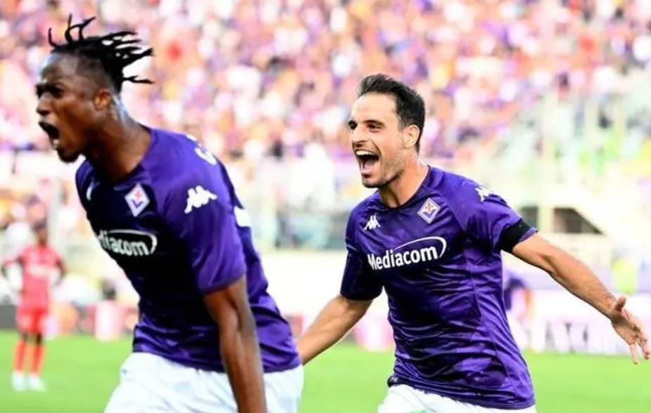 佛罗伦萨球队对阵对手展现团结一致 佛罗伦萨球队对阵对手展现团结一致