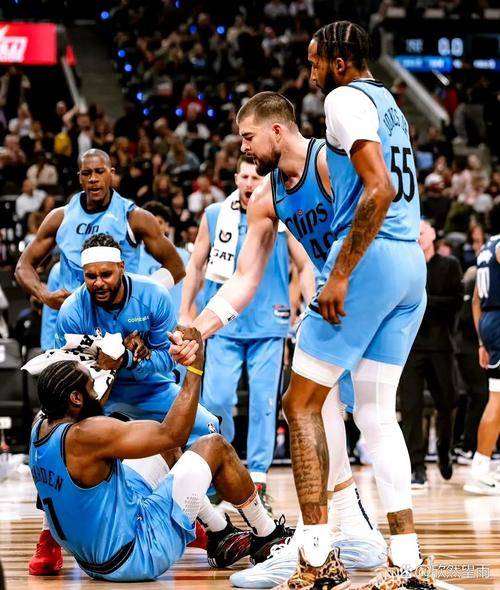 勇士大胜系列赛首战,击败快船 勇士大胜系列赛首战,击败快船