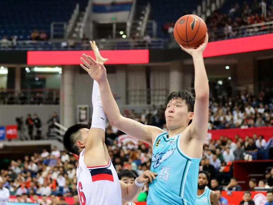 青岛队逆转广东队,赢得关键比赛 青岛队逆转广东队,赢得关键比赛