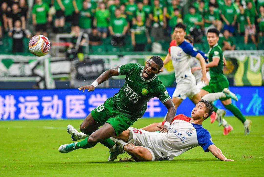 开云体育中国-北京队与上海队在场上激烈对抗，最终以胜利结束比赛