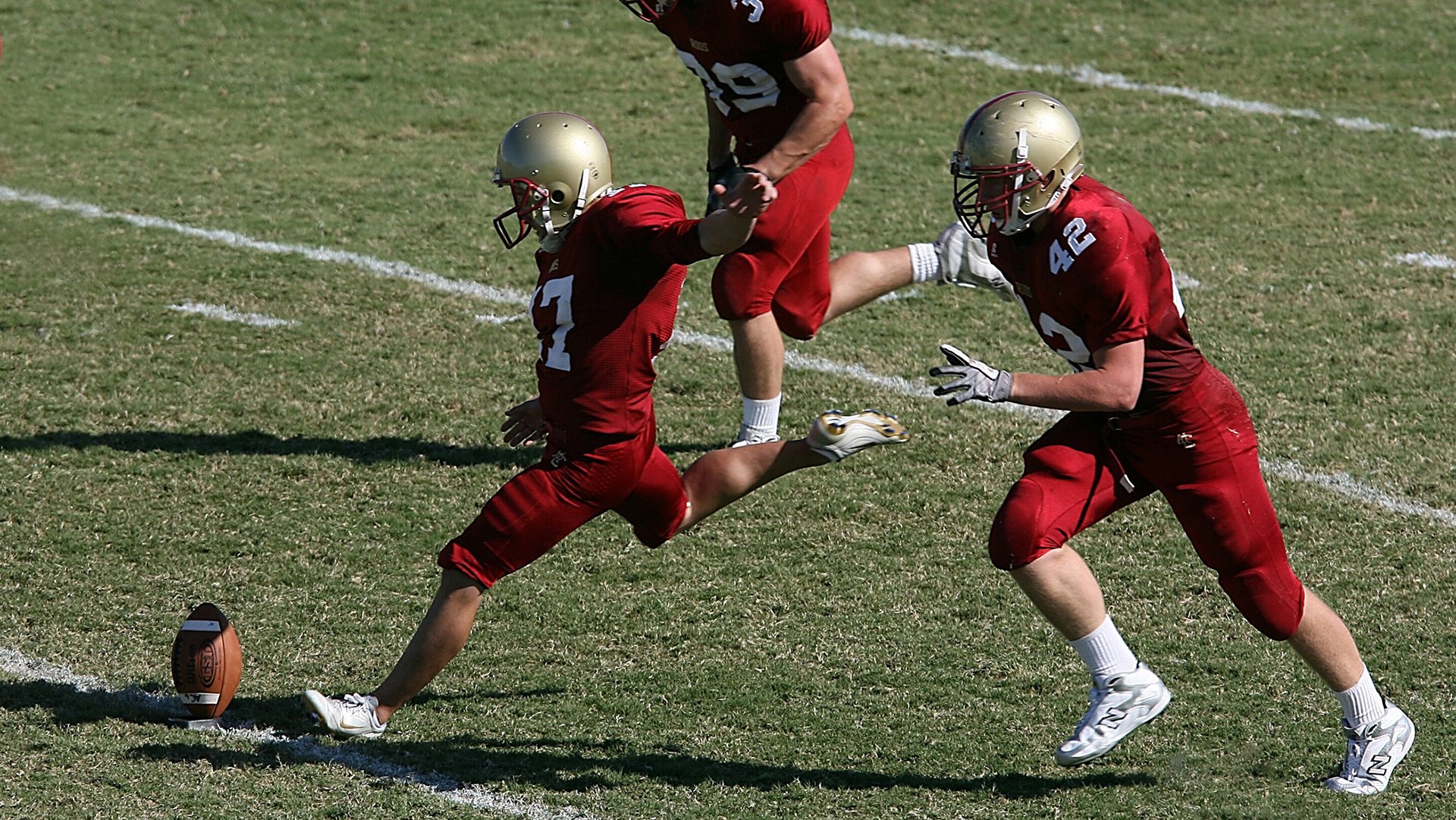 开云体育官方网站-引擎轰鸣与绝杀回响，同城之夜的冰与火之歌