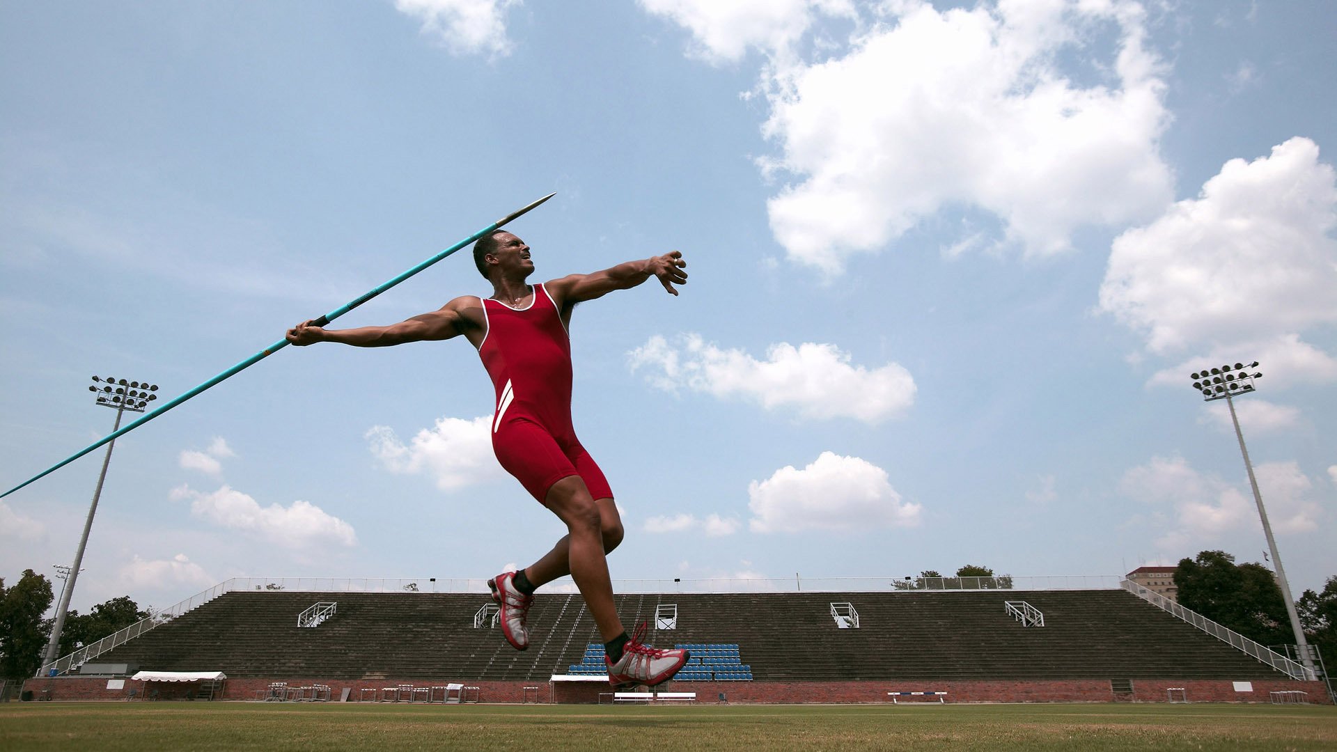 武切维奇绝境封神！马刺跨界险胜山东，一场比赛点燃两个篮球宇宙